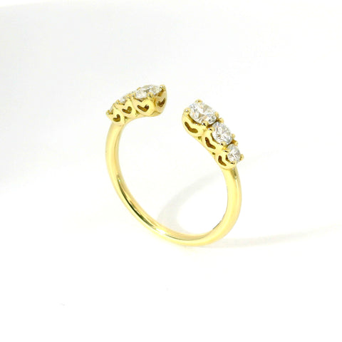 Fedina aperta a gradazione in oro giallo con diamanti lab-grown taglio brillante, 0,60 carati.