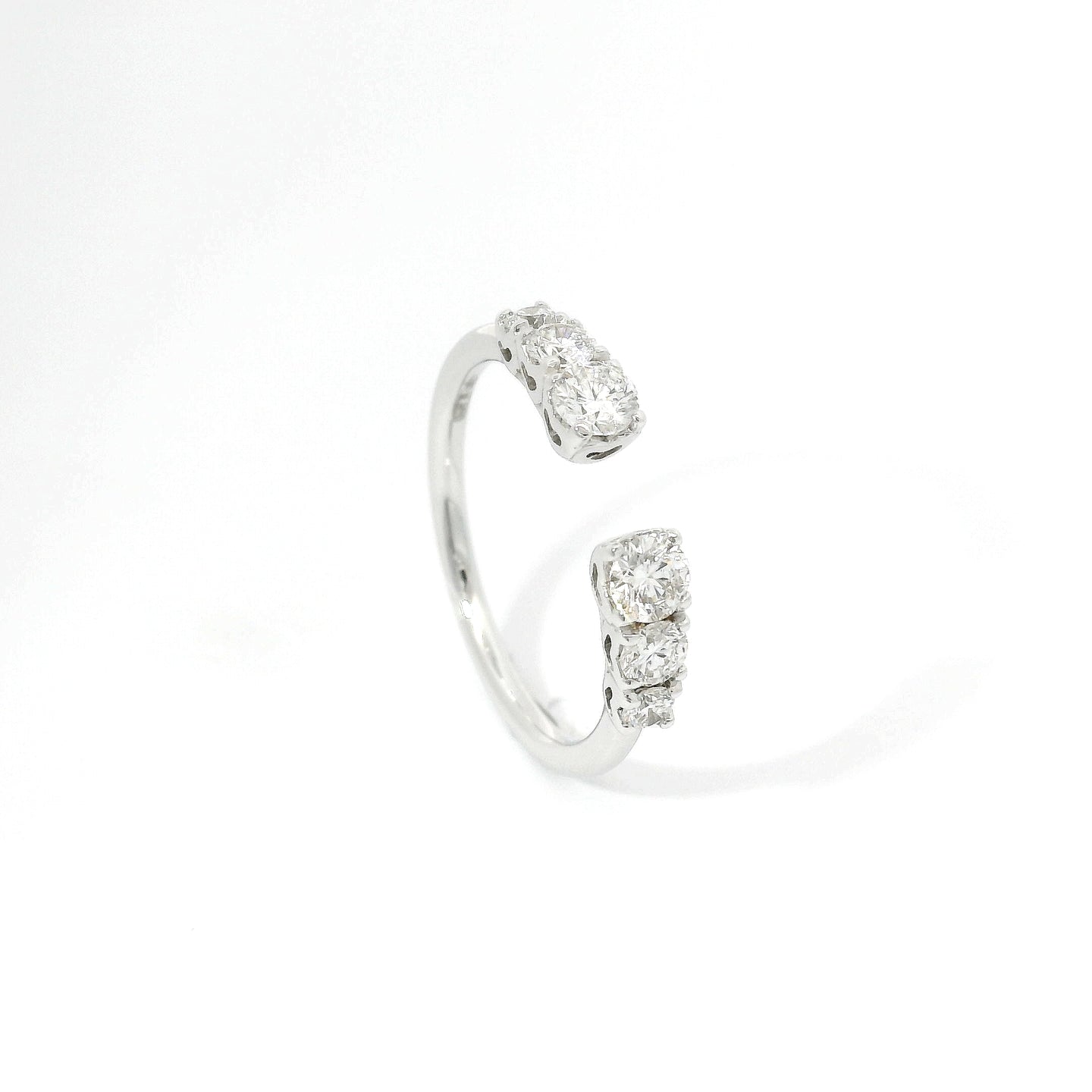 Fedina aperta a gradazione in oro bianco con diamanti lab-grown taglio brillante, 0,60 carati.