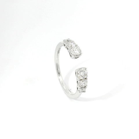 Fedina aperta a gradazione in oro bianco con diamanti lab-grown taglio brillante, 0,60 carati.