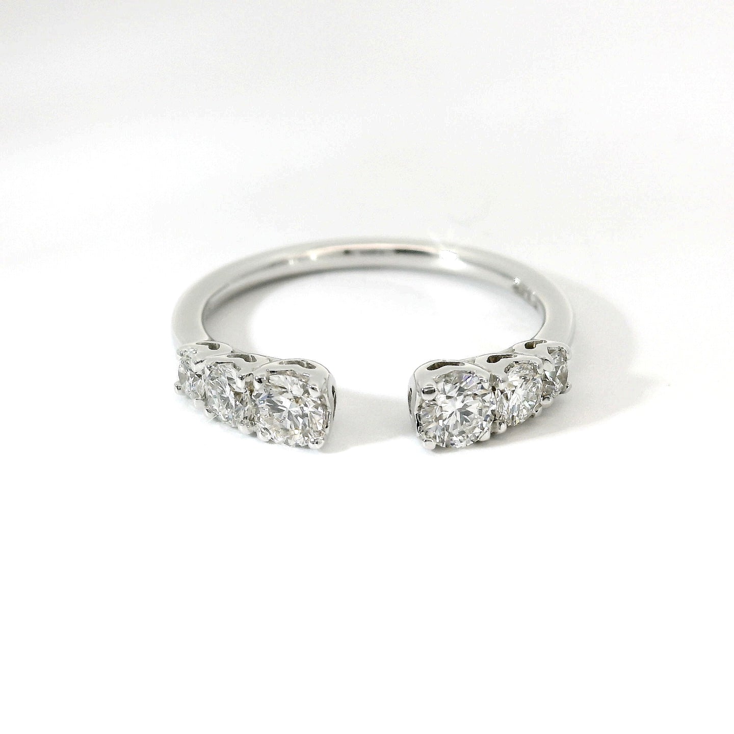 Fedina aperta a gradazione in oro bianco con diamanti lab-grown taglio brillante, 0,60 carati.