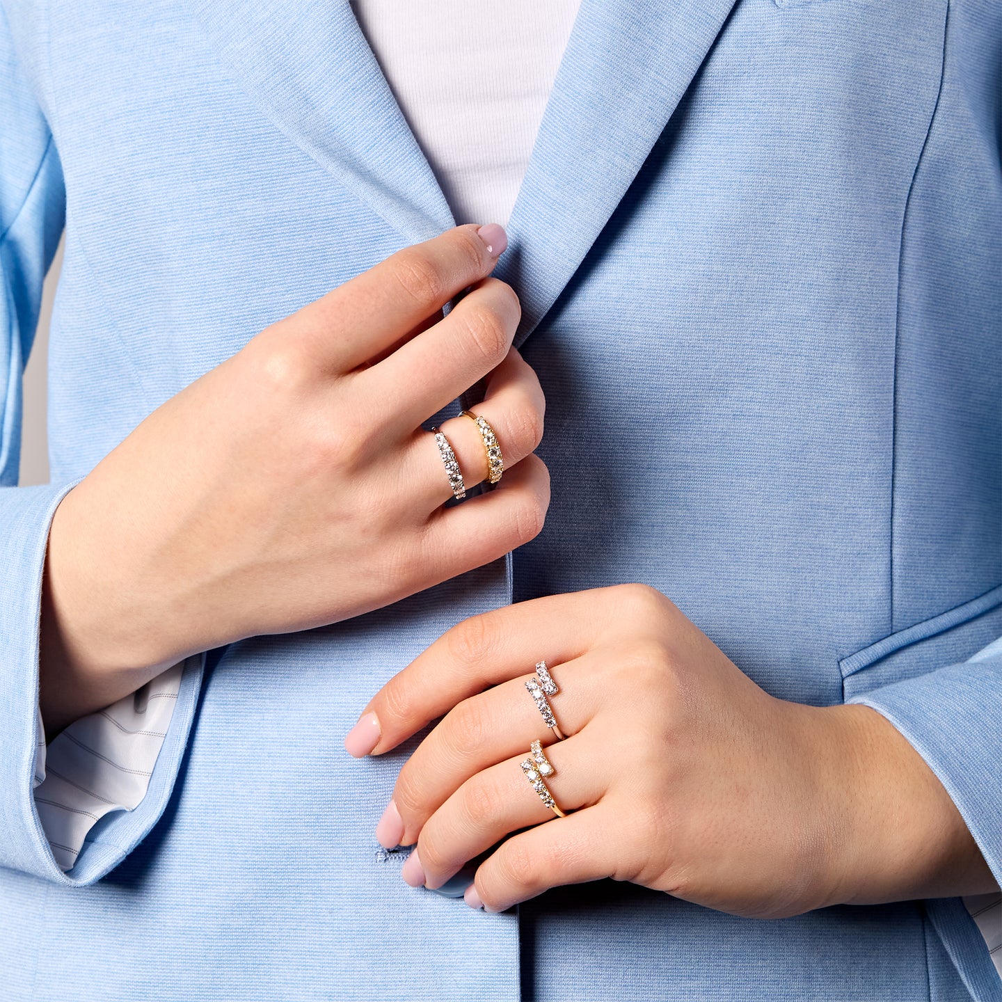 Anello a gradazione contrariè aperto in oro bianco diamanti lab-grown taglio brillante, 0,82 carati.