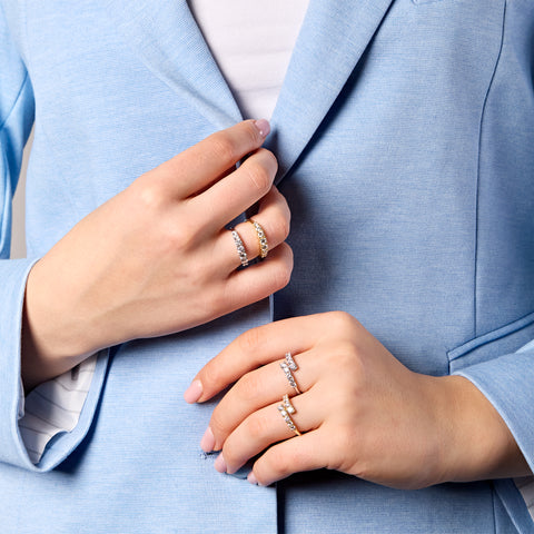 Anello a gradazione contrariè aperto in oro bianco diamanti lab-grown taglio brillante, 0,82 carati.