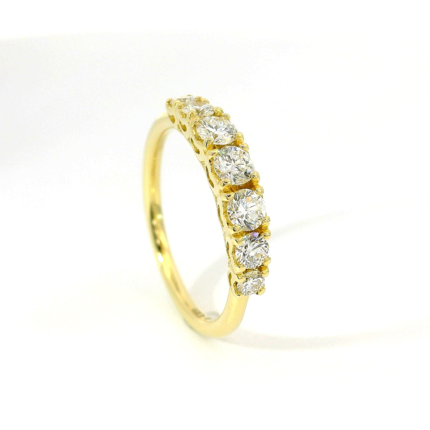 Fedina a gradazione con castoni a cuore in oro giallo con diamanti lab-grown taglio brillante, 0,67 carati.