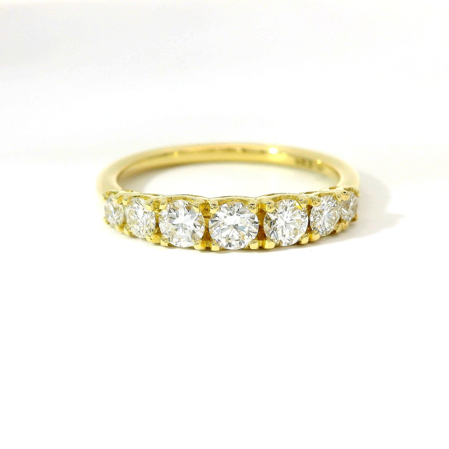 Fedina a gradazione con castoni a cuore in oro giallo con diamanti lab-grown taglio brillante, 0,67 carati.