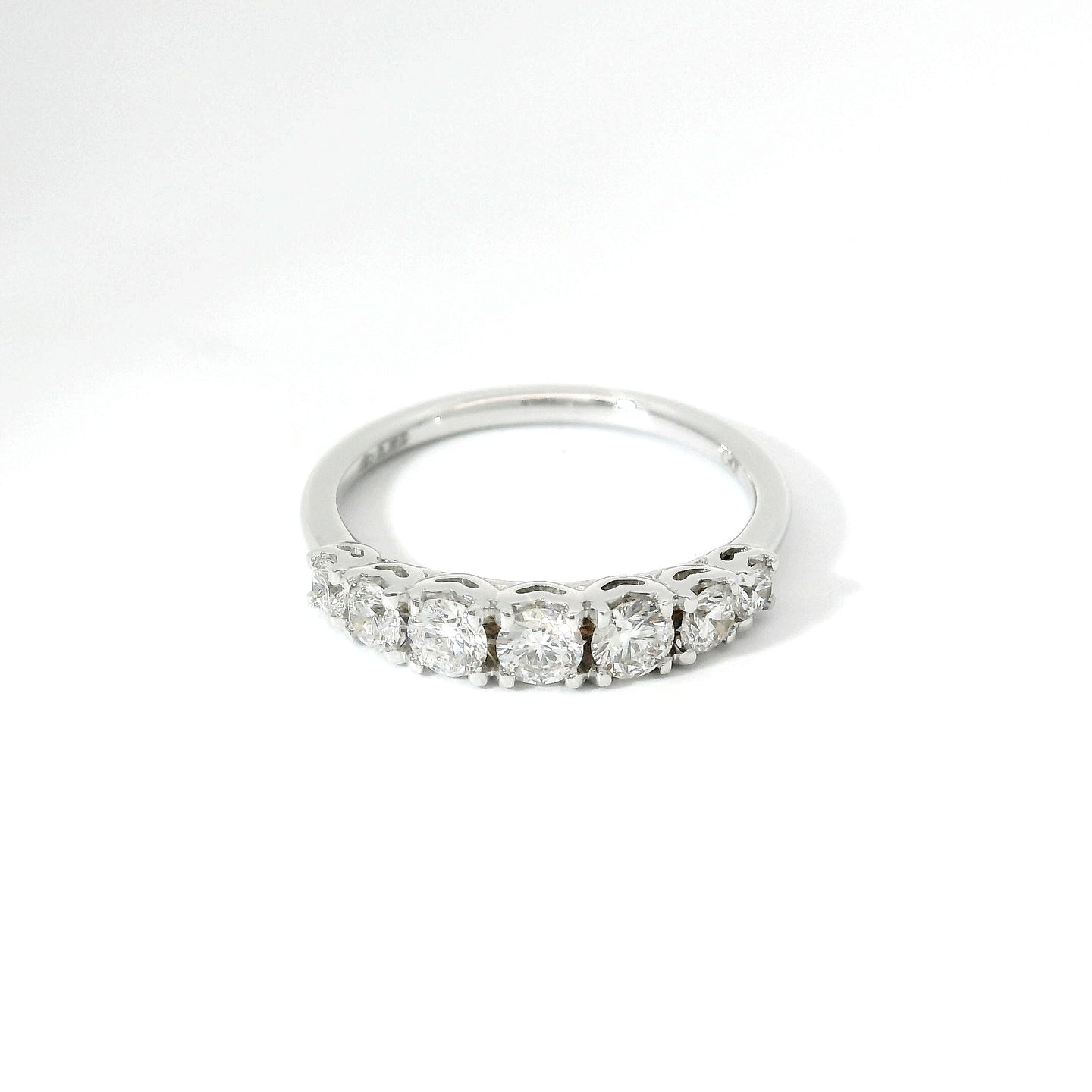 Fedina a gradazione con castoni a cuore in oro bianco con diamanti lab-grown taglio brillante, 0,67 carati.