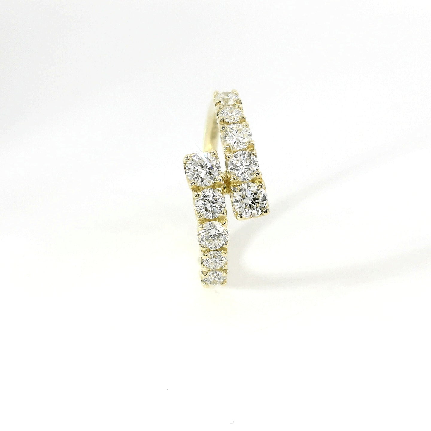 Anello a gradazione contrariè aperto in oro giallo diamanti lab-grown taglio brillante, 0,82 carati.