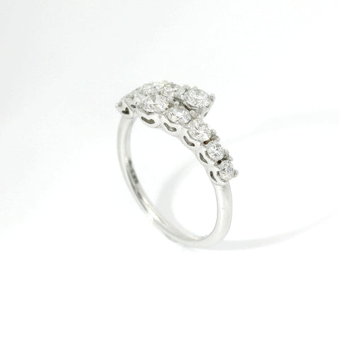 Anello a gradazione contrariè aperto in oro bianco diamanti lab-grown taglio brillante, 0,82 carati.