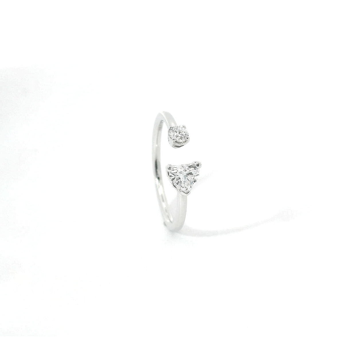 Bilogy aperto in oro bianco con diamanti lab-grown taglio cuore e billante, 0,39 carati.