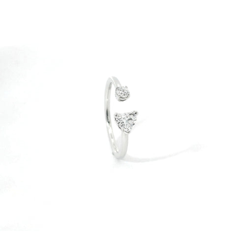 Bilogy aperto in oro bianco con diamanti lab-grown taglio cuore e billante, 0,39 carati.