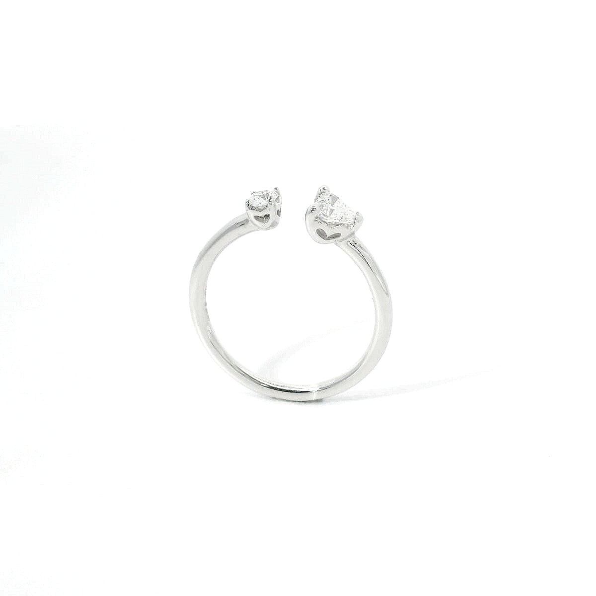 Bilogy aperto in oro bianco con diamanti lab-grown taglio cuore e billante, 0,39 carati.