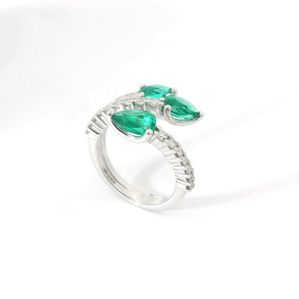 Anello in oro bianco con smeraldi Lab-Grown taglio goccia e diamanti Lab-Grown taglio brillante.