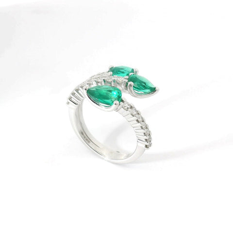 Anello in oro bianco con smeraldi Lab-Grown taglio goccia e diamanti Lab-Grown taglio brillante.