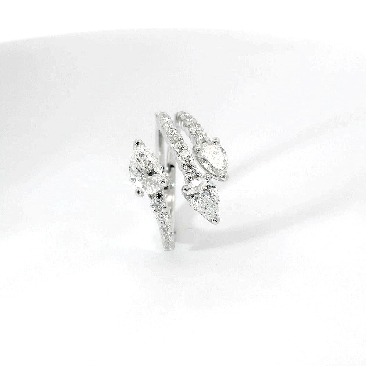 Anello in oro bianco con diamanti Lab-Grown taglio goccia e brillante, 2,14 carati.