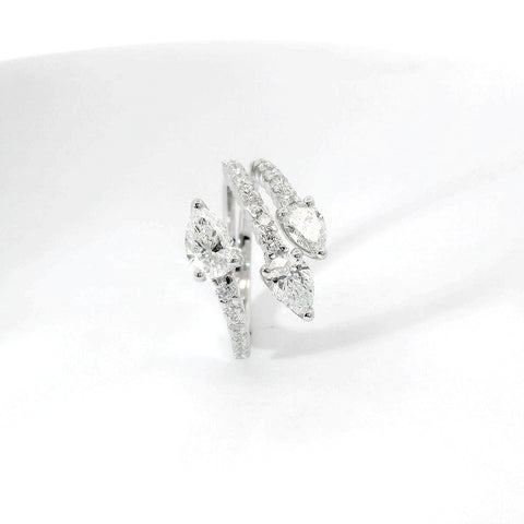 Anello in oro bianco con diamanti Lab-Grown taglio goccia e brillante, 2,14 carati.