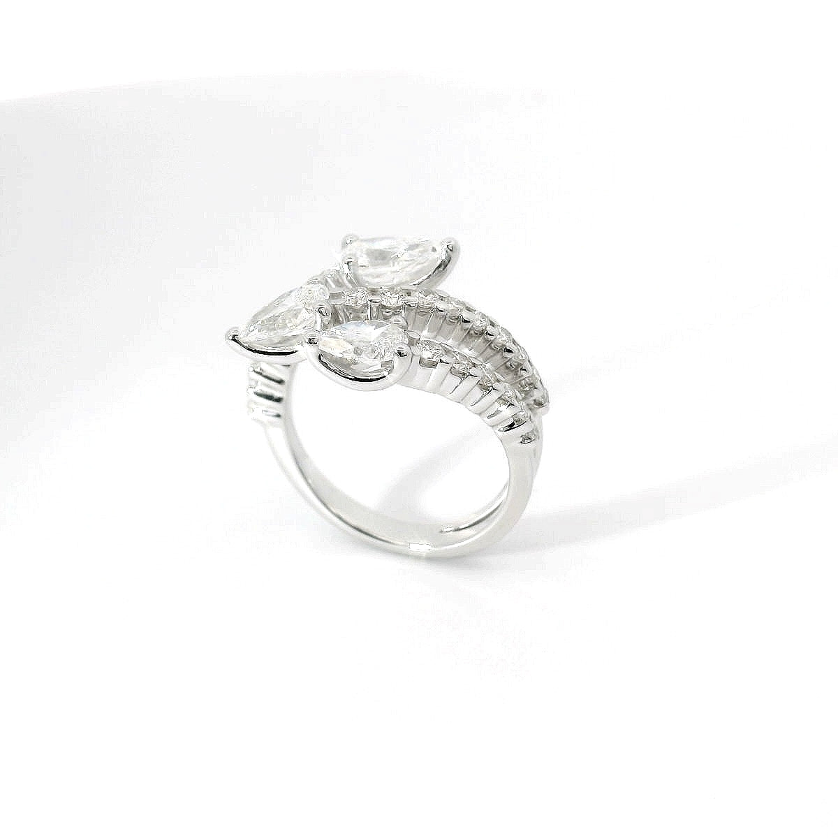 Anello in oro bianco con diamanti Lab-Grown taglio goccia e brillante, 2,14 carati.