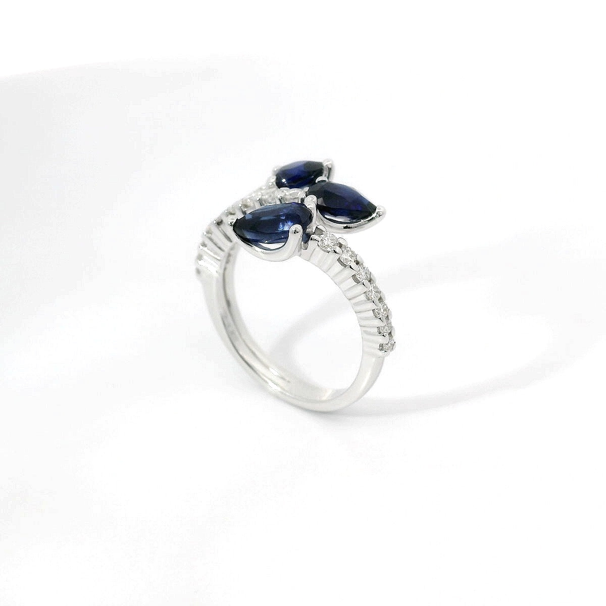 Anello in oro bianco con zaffiri Lab-Grown taglio goccia e diamanti Lab-Grown taglio brillante.