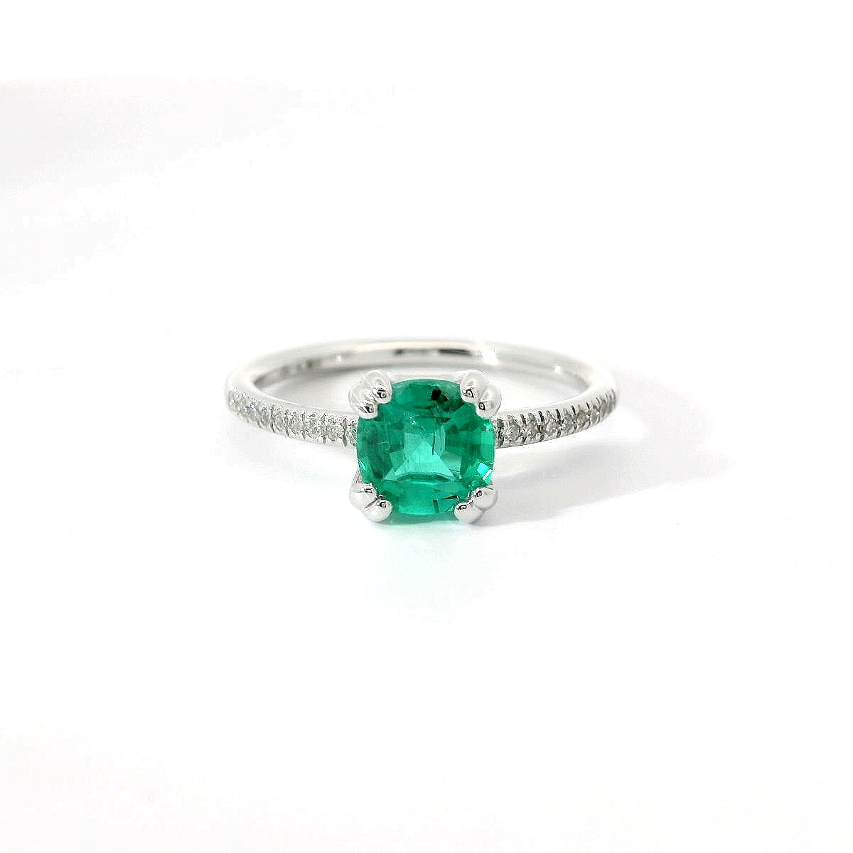 Anello in oro bianco con smeraldo Lab-Grown e diamanti Lab-Grown taglio brillante.