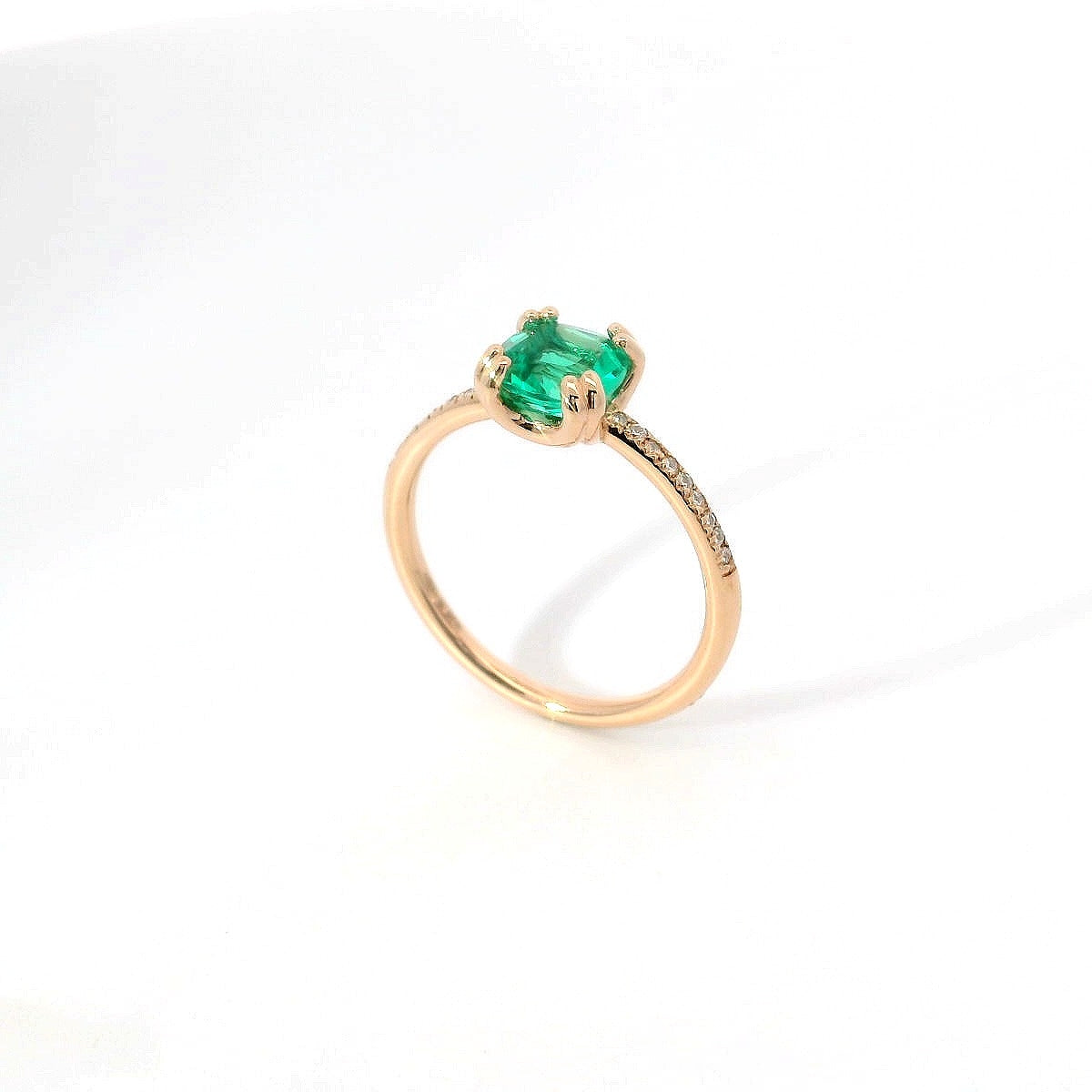 Anello in oro rosa con smeraldo Lab-Grown e diamanti Lab-Grown taglio brillante.