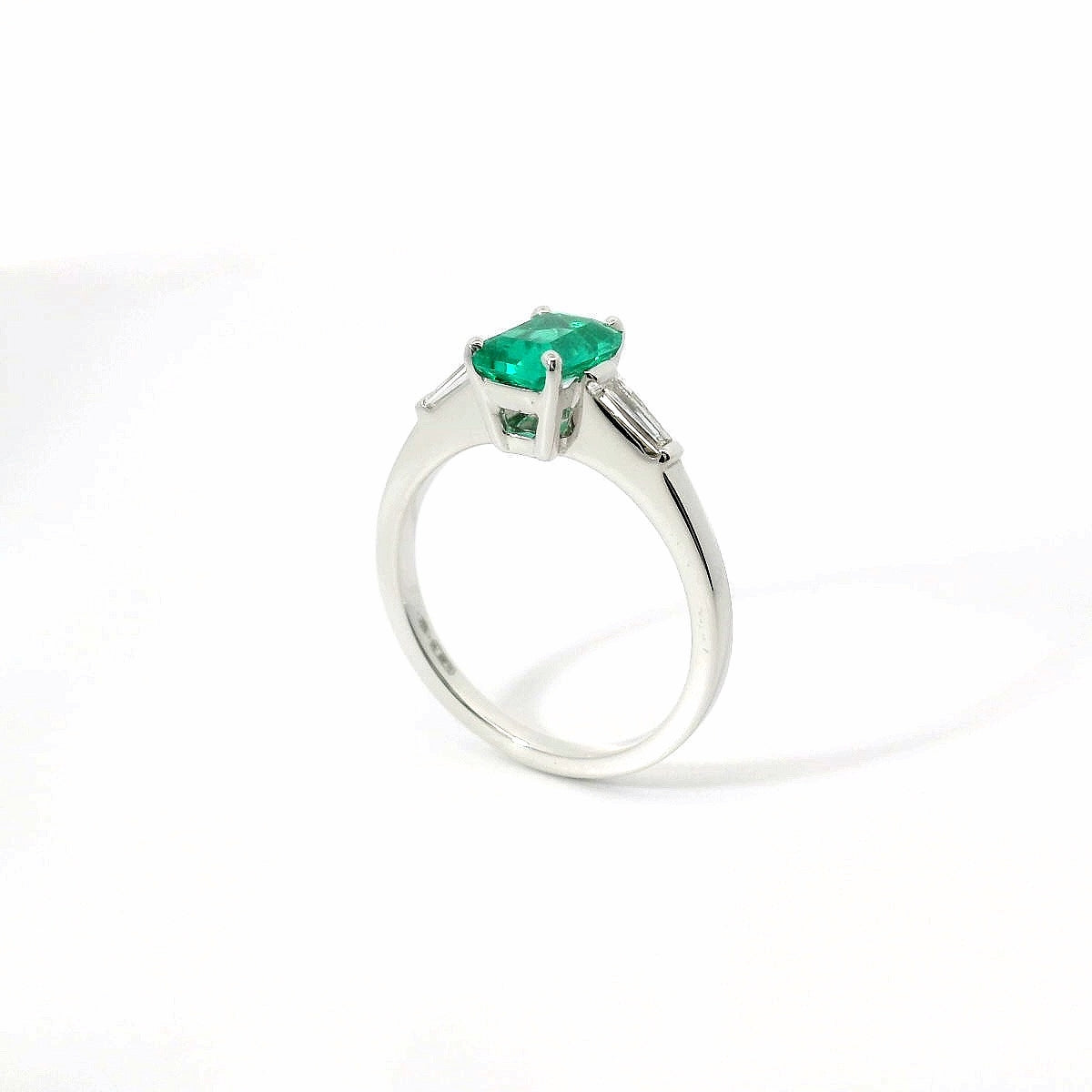 Anello in oro bianco e smeraldo Lab-Grown e diamanti Lab-Grown taglio taper.