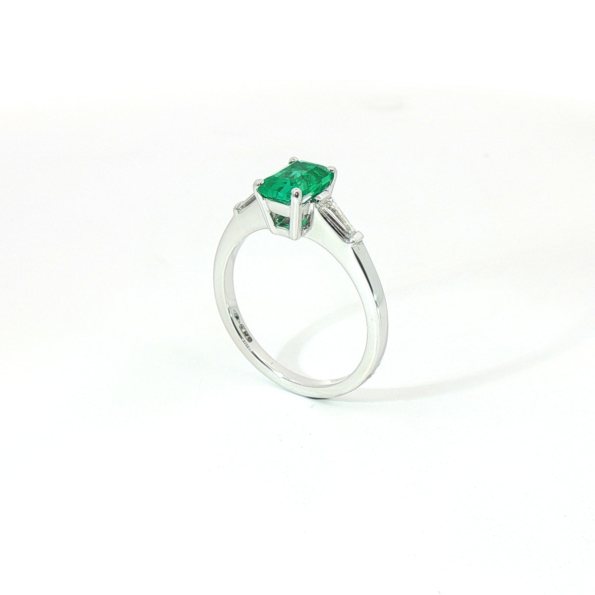 Anello in oro bianco con smeraldo Lab-Grown taglio smeraldo e diamanti Lab-Grown taglio taper.