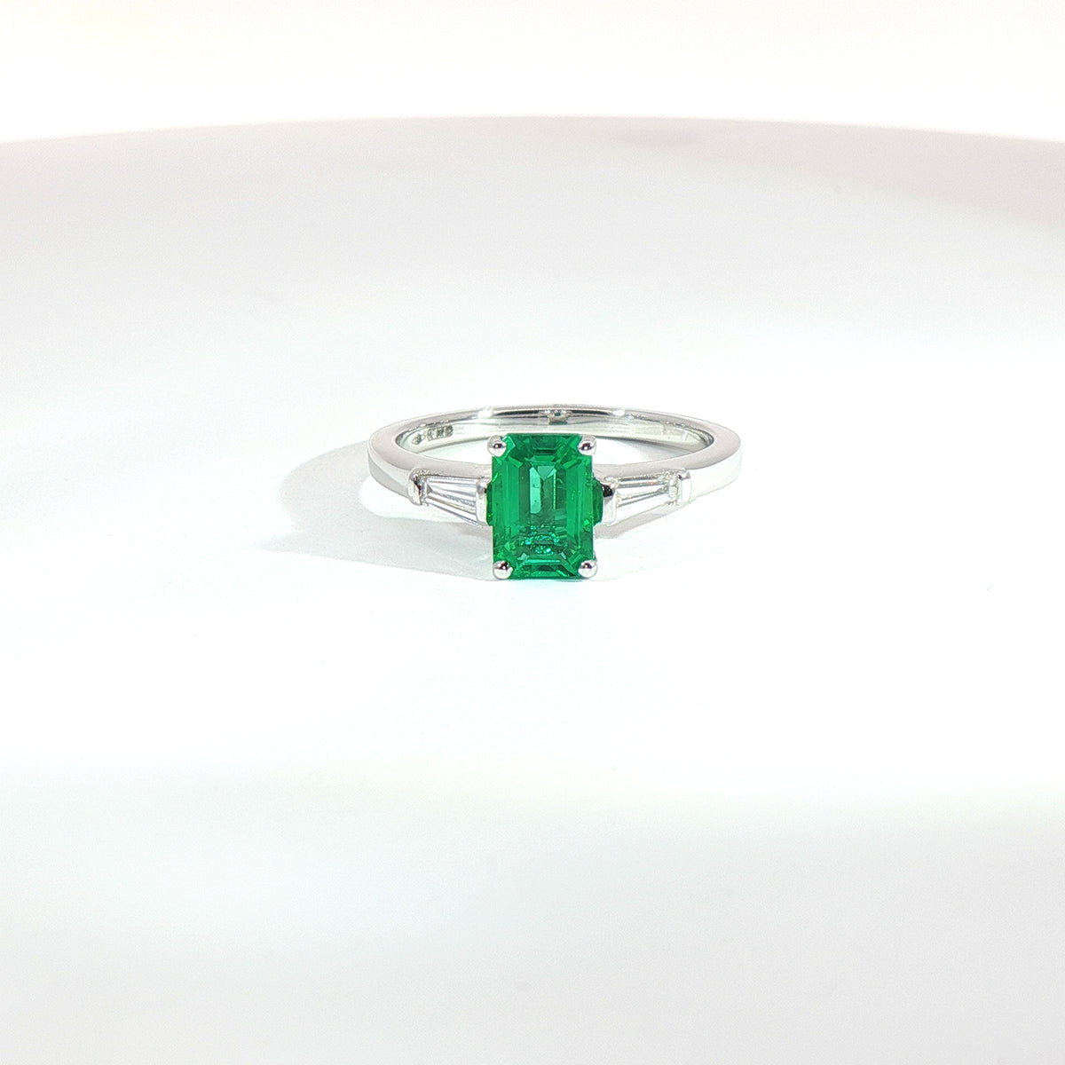 Anello in oro bianco con smeraldo Lab-Grown taglio smeraldo e diamanti Lab-Grown taglio taper.