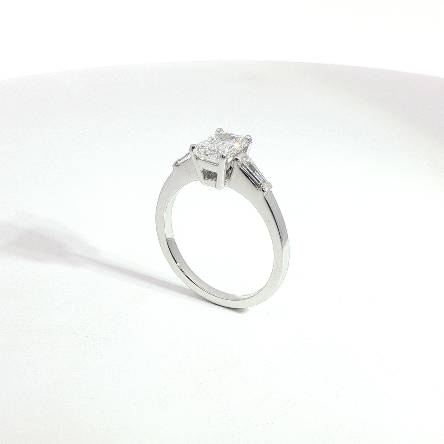 Anello in oro bianco con diamanti Lab-Grown taglio smeraldo e taper, 1,31 carati.