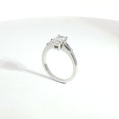 Anello in oro bianco con diamanti Lab-Grown taglio smeraldo e taper, 1,31 carati.