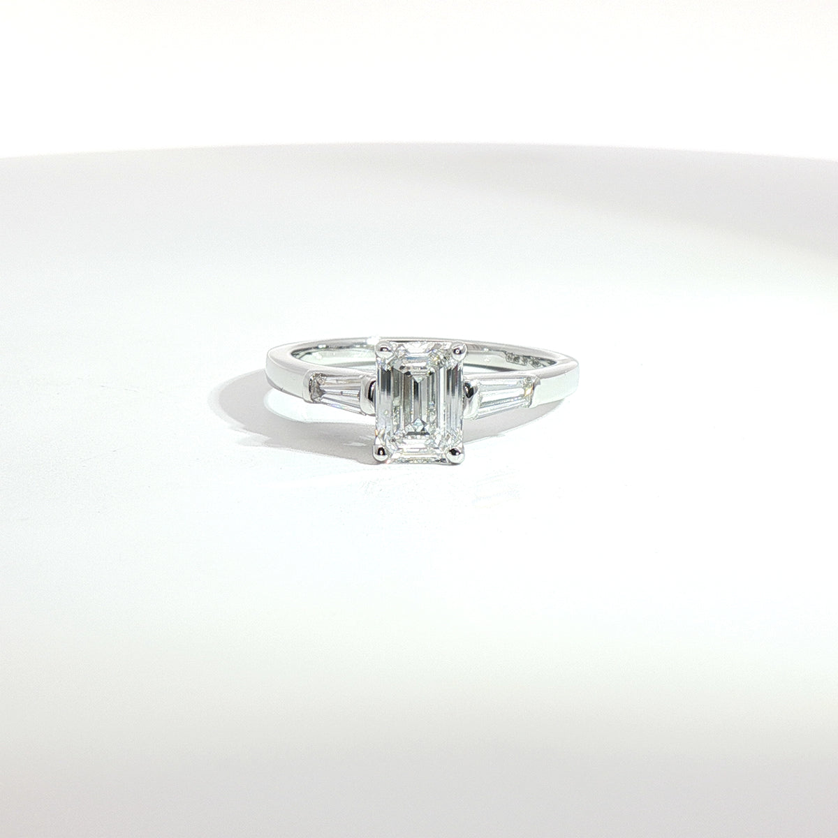 Anello in oro bianco con diamanti Lab-Grown taglio smeraldo e taper, 1,31 carati.
