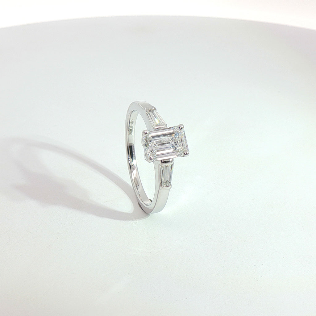 Anello Emerald Taper Wings