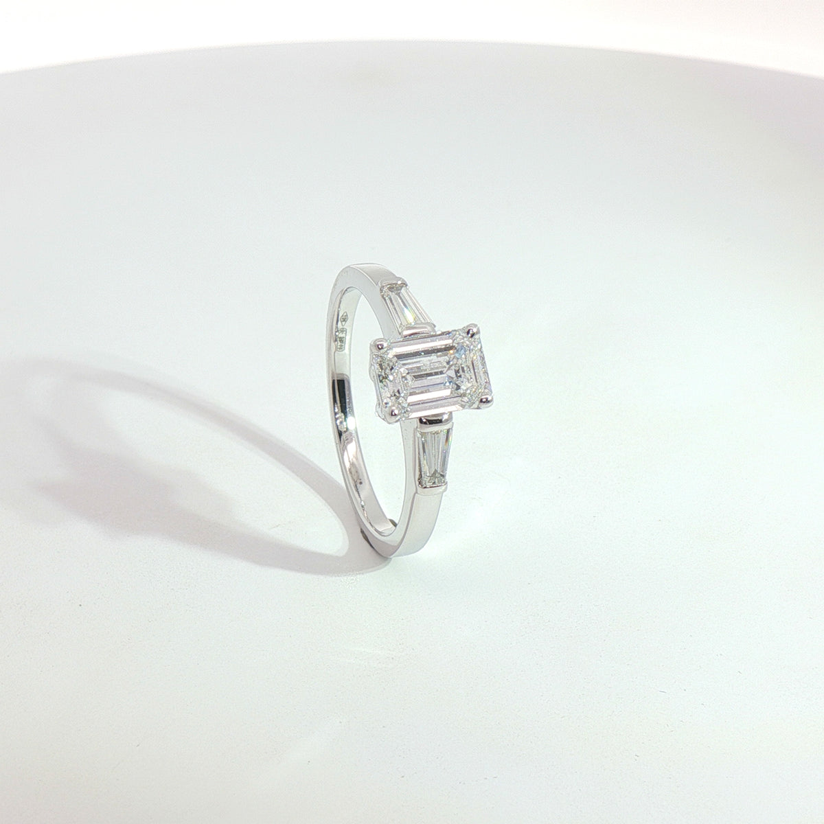 Anello in oro bianco con diamanti Lab-Grown taglio smeraldo e taper, 1,31 carati.