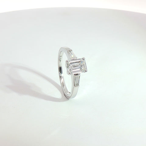 Anello in oro bianco con diamanti Lab-Grown taglio smeraldo e taper, 1,31 carati.