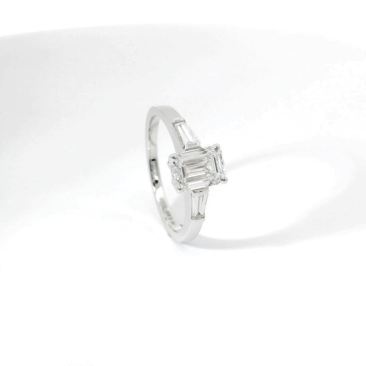 Anello in oro bianco con diamanti Lab-Grown taglio smeraldo e taper, 1,31 carati.