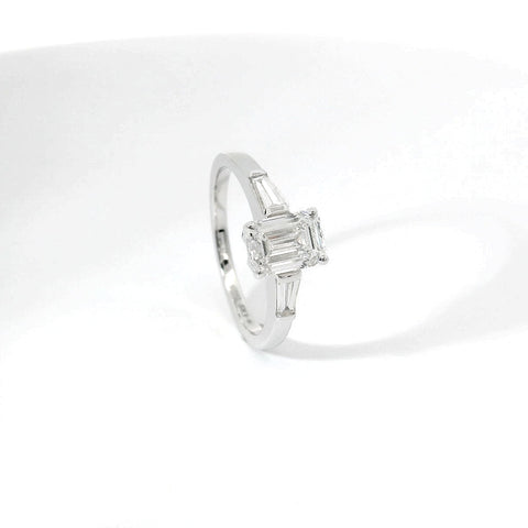 Anello in oro bianco con diamanti Lab-Grown taglio smeraldo e taper, 1,31 carati.