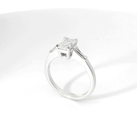 Anello in oro bianco con diamanti Lab-Grown taglio smeraldo e taper, 1,31 carati.