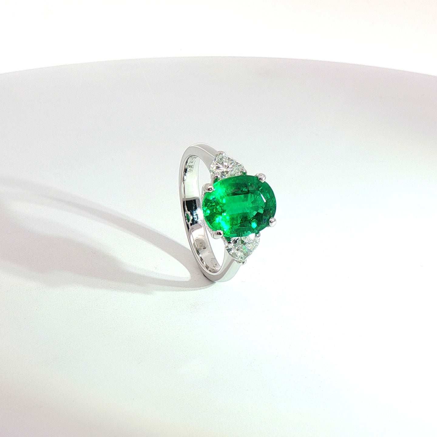 Anello in oro bianco con smeraldo Lab-Grown taglio ovale e diamanti Lab-Grown taglio cuore.
