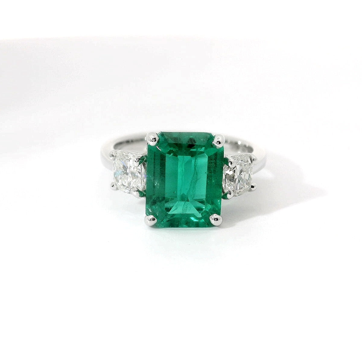 Anello in oro bianco con smeraldo Lab-Grown e diamanti Lab-Grown taglio cuscino.