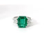 Anello in oro bianco con smeraldo Lab-Grown e diamanti Lab-Grown taglio cuscino.