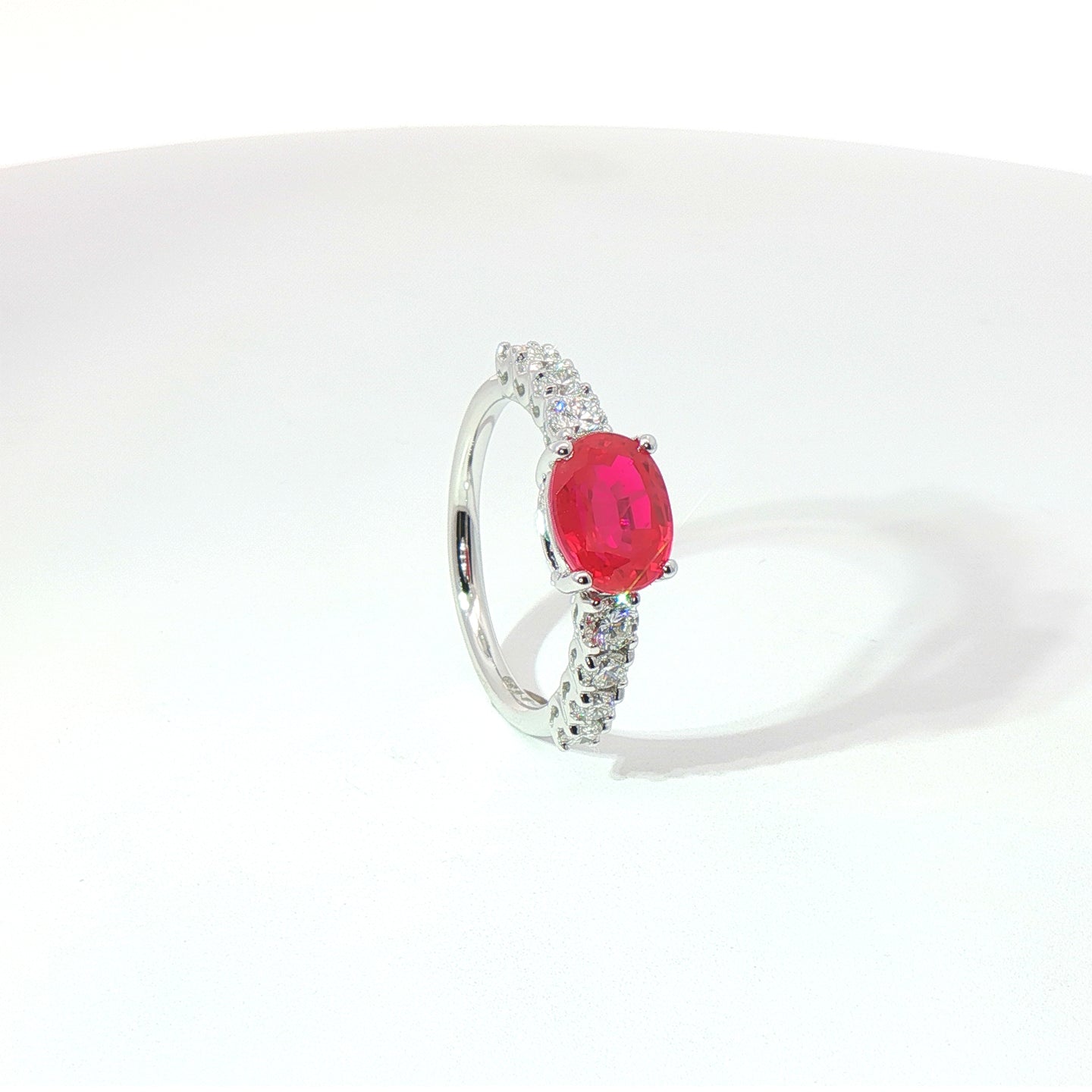 Anello in oro bianco con rubino Lab-Grown taglio ovale e diamanti Lab-Grown taglio brillante.