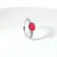 Anello in oro bianco con rubino Lab-Grown taglio ovale e diamanti Lab-Grown taglio brillante.