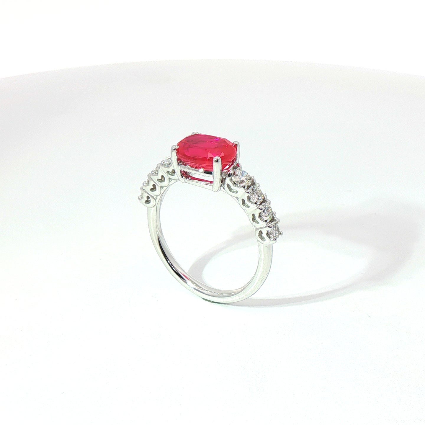 Anello in oro bianco con rubino Lab-Grown taglio ovale e diamanti Lab-Grown taglio brillante.