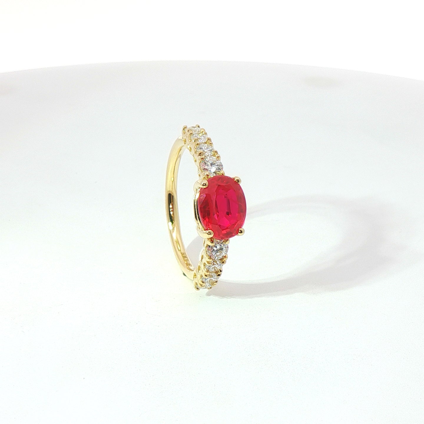 Anello in oro giallo con rubino Lab-Grown taglio ovale e diamanti Lab-Grown taglio brillante.