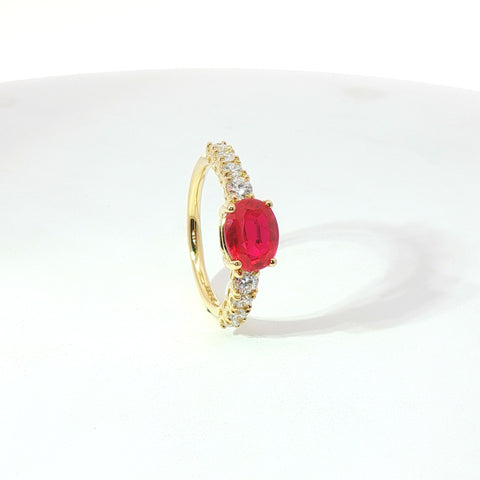 Anello in oro giallo con rubino Lab-Grown taglio ovale e diamanti Lab-Grown taglio brillante.