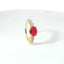 Anello in oro giallo con rubino Lab-Grown taglio ovale e diamanti Lab-Grown taglio brillante.