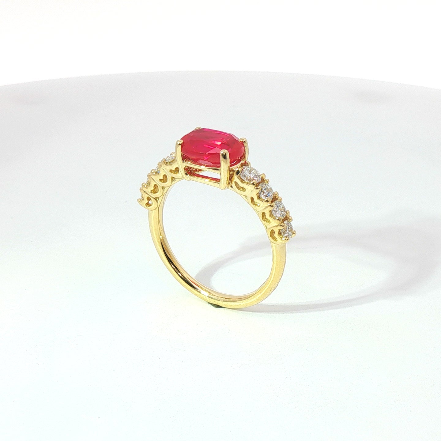 Anello in oro giallo con rubino Lab-Grown taglio ovale e diamanti Lab-Grown taglio brillante.