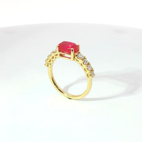 Anello in oro giallo con rubino Lab-Grown taglio ovale e diamanti Lab-Grown taglio brillante.