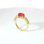 Anello in oro giallo con rubino Lab-Grown taglio ovale e diamanti Lab-Grown taglio brillante.