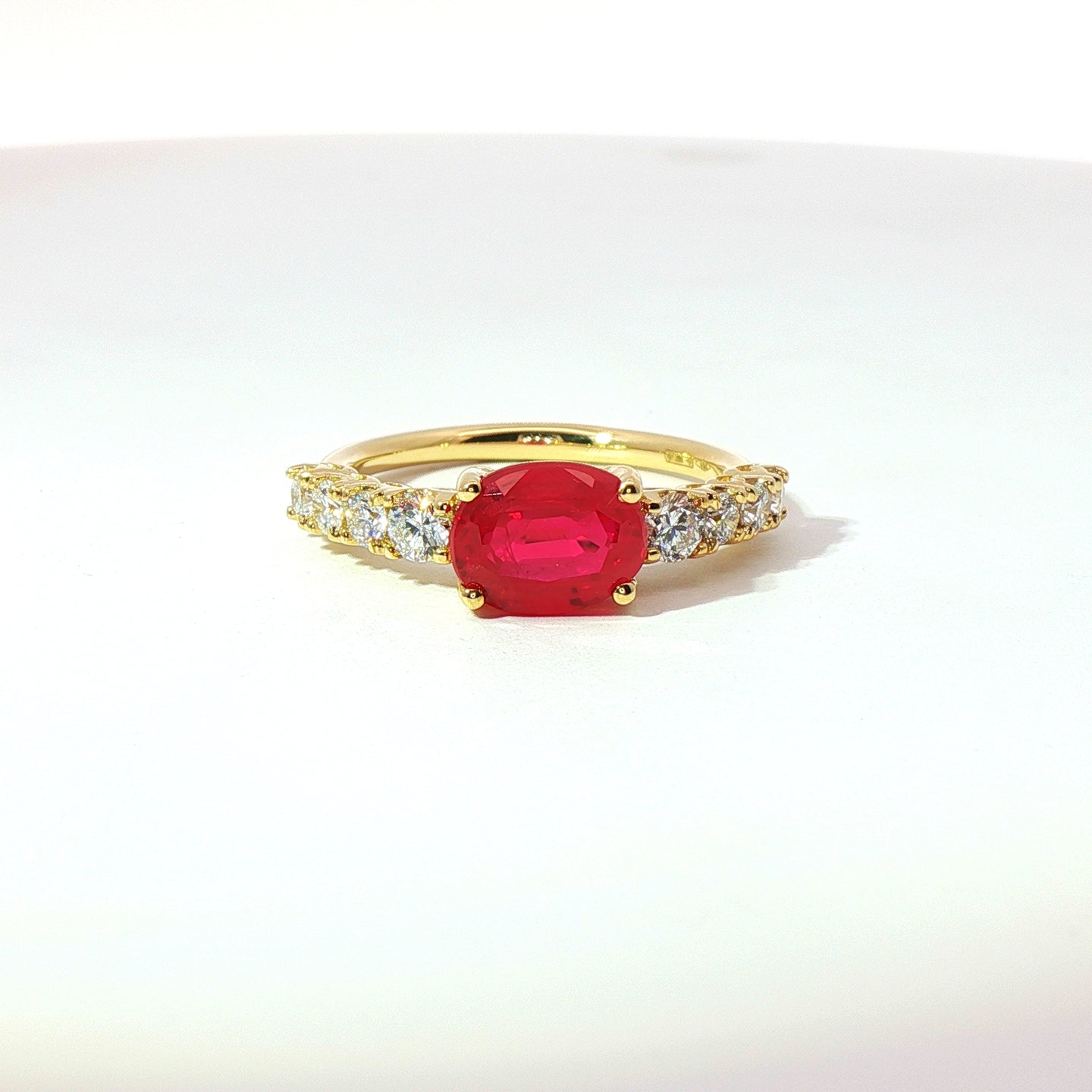 Anello in oro giallo con rubino Lab-Grown taglio ovale e diamanti Lab-Grown taglio brillante.