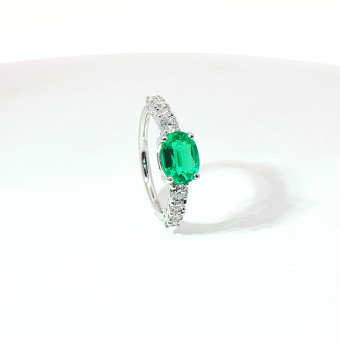 Anello in oro bianco con smeraldo Lab-Grown taglio ovale e diamanti Lab-Grown taglio brillante.
