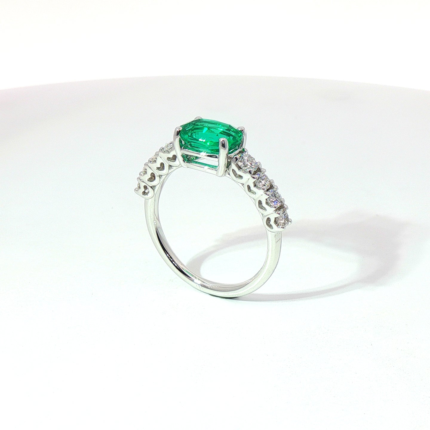 Anello in oro bianco con smeraldo Lab-Grown taglio ovale e diamanti Lab-Grown taglio brillante.