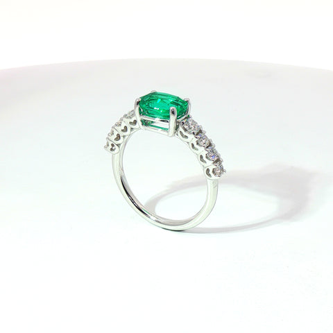 Anello in oro bianco con smeraldo Lab-Grown taglio ovale e diamanti Lab-Grown taglio brillante.